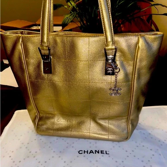 Chanel tote in iridescent gold in pristine condition - Picture 7 of 11